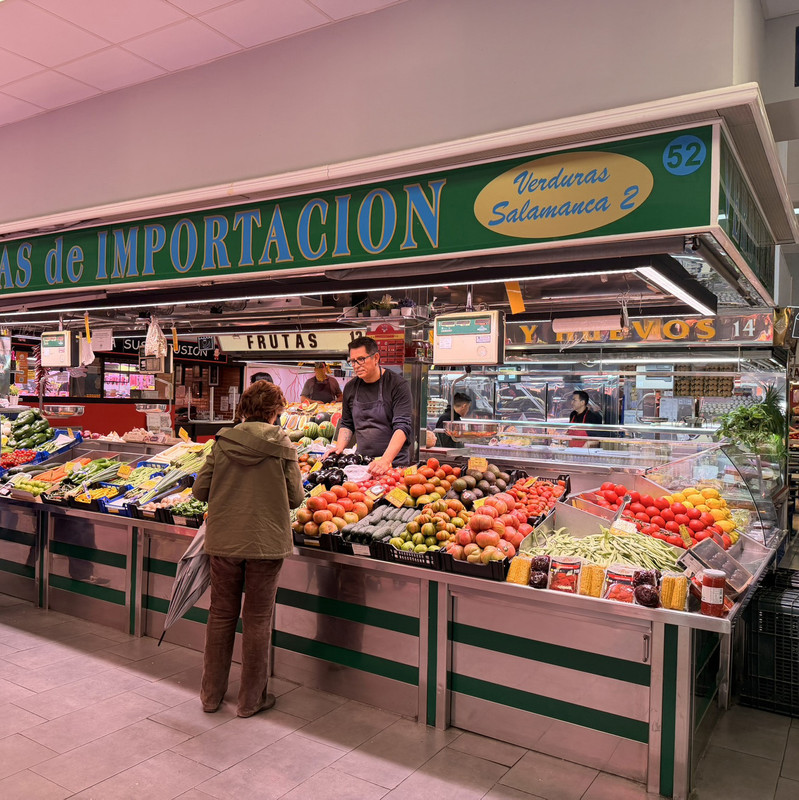 Puesto de frutas y verduras del Mercado de La Guindalera